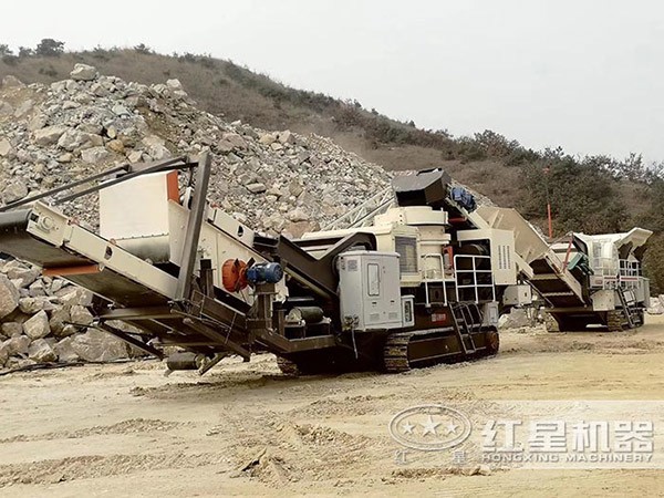 千亿平台官方网站 履带式移动圆锥破碎机现场